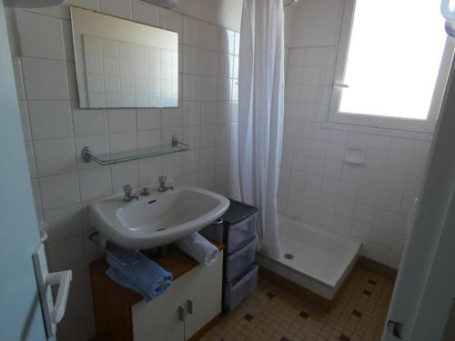 une salle de bain blanche avec un lavabo et une douche dans l'établissement Appartement 1 ch, 5 pers, forêt, animaux acceptés, parking - FR-1-540-301, à Notre-Dame-de-Monts
