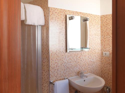 A bathroom at Hotel Arco Romana