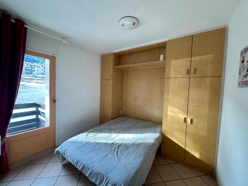 una camera con letto, armadi e finestra di T2 fonctionnel Les Angles - 4 pers, Parking, Ski proche - FR-1-758-36 a Les Angles
