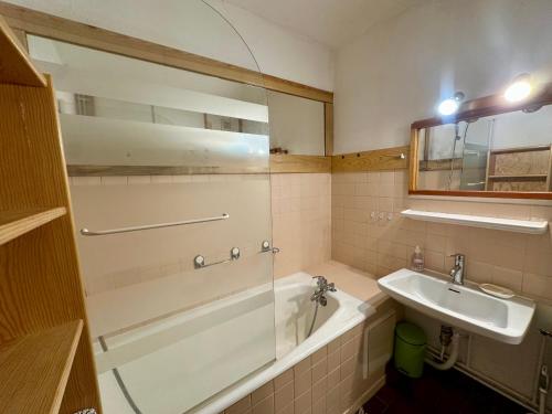 un bagno con vasca, lavandino e vasca da bagno di T2 fonctionnel Les Angles - 4 pers, Parking, Ski proche - FR-1-758-36 a Les Angles
