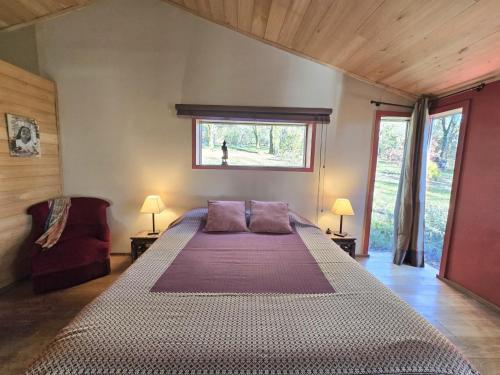 une chambre avec un grand lit et une fenêtre dans l'établissement Maison bois avec piscine privée et Wifi, animaux admis - FR-1-616-447, à Aubas