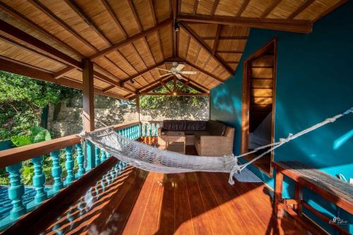 een hangmat op het balkon van een huis bij Gingerbread House in El Nido