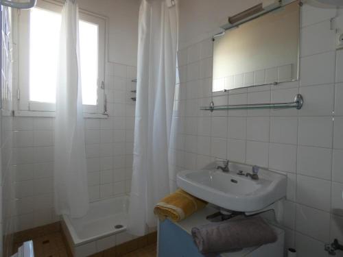une salle de bain blanche avec un lavabo et une douche dans l'établissement Appartement 39m² pour 5 pers, proche plage, parking, animaux admis - FR-1-540-296, à Notre-Dame-de-Monts