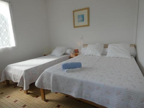 deux lits côte à côte dans une pièce dans l'établissement Appartement 39m², 1ch, Animaux admis, Parking, Proche plage - FR-1-540-298, à Notre-Dame-de-Monts