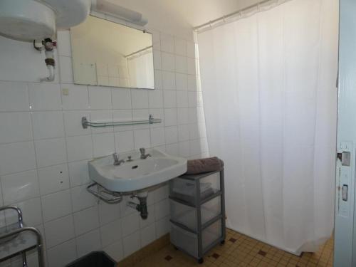 une salle de bain avec un lavabo et un miroir dans l'établissement Appartement 39m², 1ch, Animaux admis, Parking, Proche plage - FR-1-540-298, à Notre-Dame-de-Monts