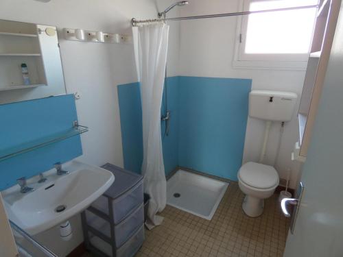 une salle de bain avec toilettes et lavabo dans l'établissement Maison mitoyenne proche plage, animaux admis, parking - FR-1-540-300, à Notre-Dame-de-Monts