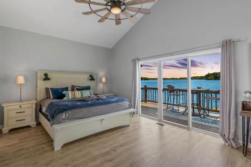 Giường trong phòng chung tại Landmark Lakehouse - luxury living in PLX