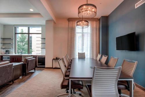 Μια τηλεόραση ή/και κέντρο ψυχαγωγίας στο Residence Inn by Marriott Raleigh Downtown