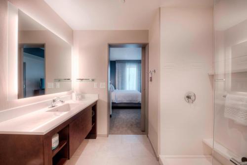 Ένα μπάνιο στο Residence Inn by Marriott Raleigh Downtown