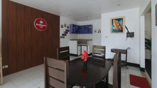 a dining room with a table and chairs at RedDoorz at Socor Pension House Iligan City in Iligan City