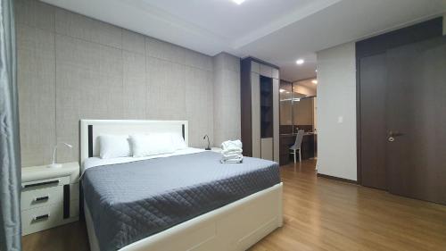 a bedroom with a large bed and a bathroom at 19 эт Luxury Апартаменты, ВОЛШЕБНЫЙ ВИД на МЕЧЕТЬ 2х комн с 2-мя кроватями и раскладным диваном на 1-6 гостей,2 раздельных санузла in Astana