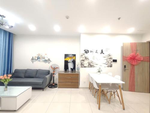 a living room with a couch and a table at Vinhomes Smart City - Vinsmart Tây Mỗ - Homestay - Alo Homestay in Phú Thú