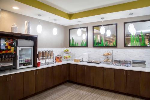 een fastfoodrestaurant met een bar en een koelkast bij TownePlace Suites by Marriott Oxford in Oxford