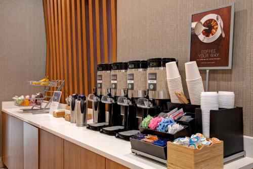Příslušenství pro přípravu čaje a kávy v ubytování SpringHill Suites by Marriott Orangeburg