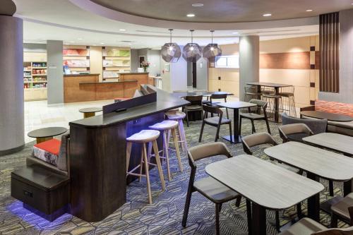 a restaurant with a bar and tables and chairs at SpringHill Suites by Marriott Portland Vancouver in Vancouver