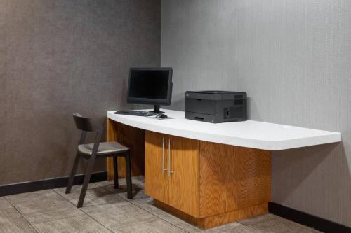 TV a/nebo společenská místnost v ubytování SpringHill Suites by Marriott Williamsburg