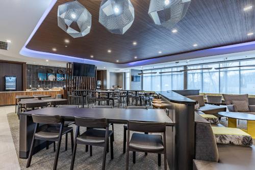 a restaurant with a large table and chairs at SpringHill Suites by Marriott Fort Wayne North in Sunnybrook Acres