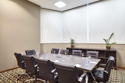 a conference room with a long table and chairs at Sheraton Vitoria in Vitória