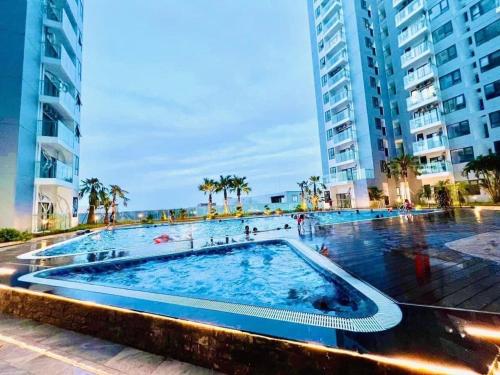 a large swimming pool next to some tall buildings at LOVE HOME-peaceful Apart-2bed-66m2-5'Trang Tien in Thôn Văn Dương