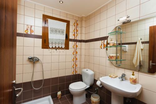 Ένα μπάνιο στο Villa Akros and Suites