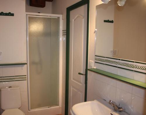 une salle de bain avec une douche, des toilettes et un lavabo dans l'établissement Domaine de 