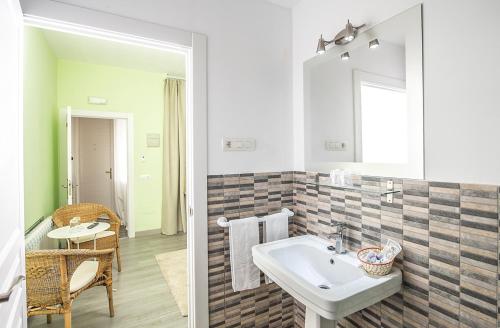 bagno con lavandino e specchio di Hotel Valle del Oja a Casalarreina