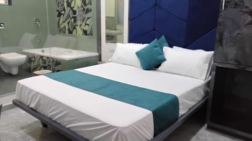 塞恩Hotel Sai Nidhi Residency的一间带床的卧室和一间带水槽的浴室