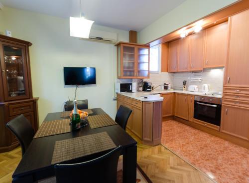 eine Küche mit einem Tisch und Stühlen im Zimmer in der Unterkunft Sea Garden Plaza Apartment in Burgas City