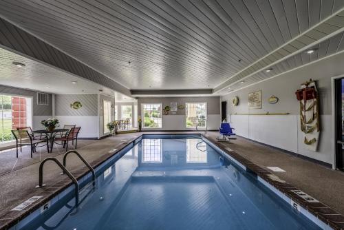 una piscina in un edificio con soffitto di Guesthouse Inn & Suites Lexington a Lexington