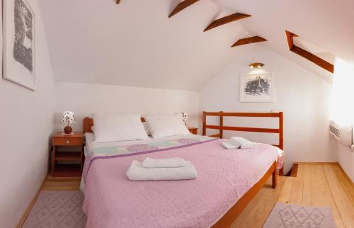 a bedroom with a bed with two towels on it at Holiday Home Vineyard House in Bol