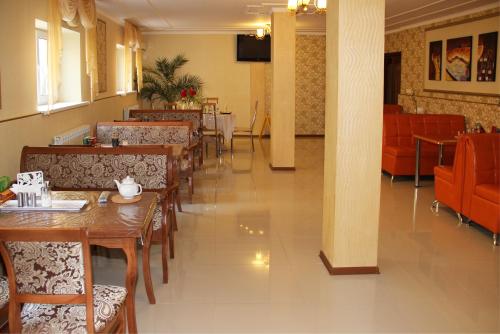 A restaurant or other place to eat at Hotel Premier