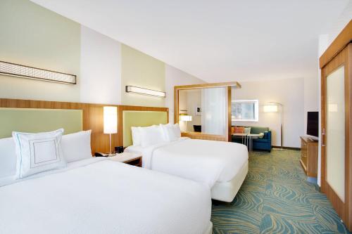 Una cama o camas en una habitación de SpringHill Suites by Marriott Murray