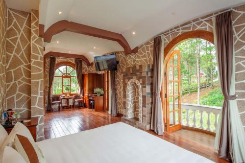 Postel nebo postele na pokoji v ubytování Kim Resort - Khu Nghĩ Dưỡng Rừng Lá Kim