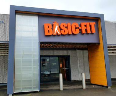 a biskit building with an orange sign on it at Gîte insolite Tonneaux "Le Coup de Foudre" Sa Vue Panoramique in Vimoutiers