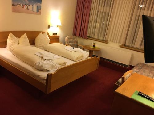 a hotel room with a bed in a room at Hotel & Restaurant Druidenstein in Trautenstein
