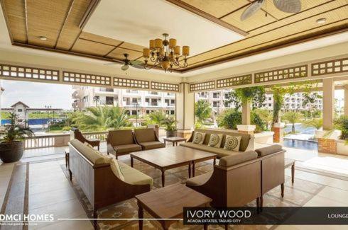 ein großes Wohnzimmer mit Sofas und einem Tisch in der Unterkunft The Cozysweet Homestay in Manila