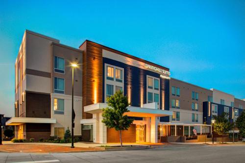 a building with a street light in front of it at SpringHill Suites by Marriott Kansas City Lenexa/City Center in Lenexa