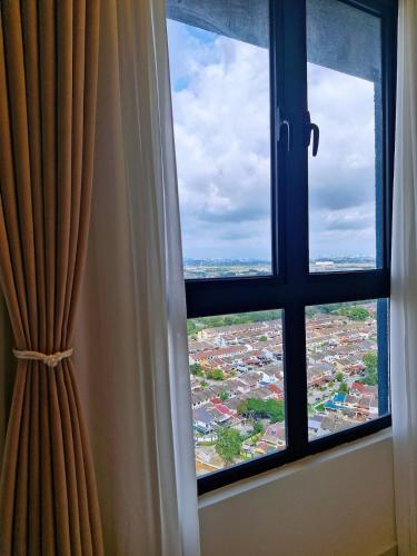an open window with a view of a city at Luxury Accommodation Trio Bukit Tinggi in Klang