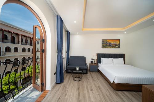 Ένα ή περισσότερα κρεβάτια σε δωμάτιο στο Anston Castle Hotel Phu Quoc Sunset Town