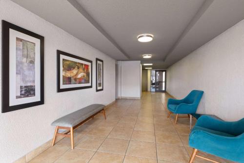 Area soggiorno di Baymont by Wyndham Nashville Airport