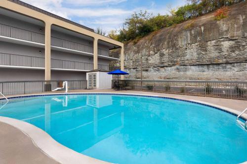 una grande piscina blu di fronte a un edificio di Baymont by Wyndham Nashville Airport a Nashville