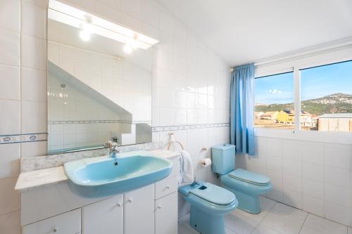 ein Badezimmer mit Waschbecken, Toilette und Spiegel in der Unterkunft La Casona in Chera