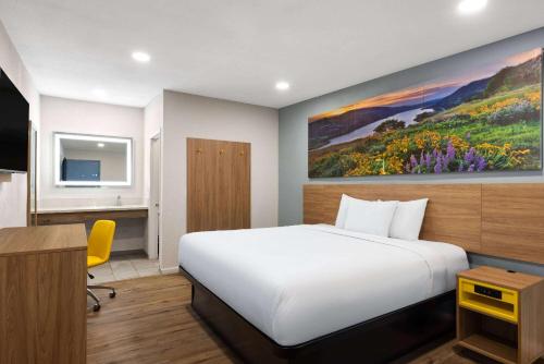 Ένα ή περισσότερα κρεβάτια σε δωμάτιο στο Days-Inn by Wyndham Bakersfield