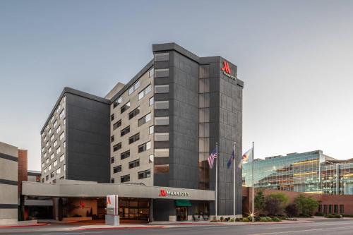 un edificio negro alto con una bandera americana delante de él en Provo Marriott Hotel & Conference Center, en Provo
