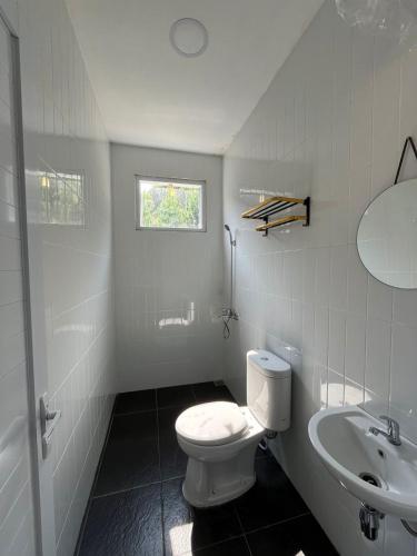 Bilik mandi di Glamping triangle riyadi 1