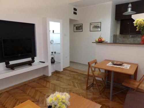 Televisyen dan/atau pusat hiburan di M&M Downtown Apartment
