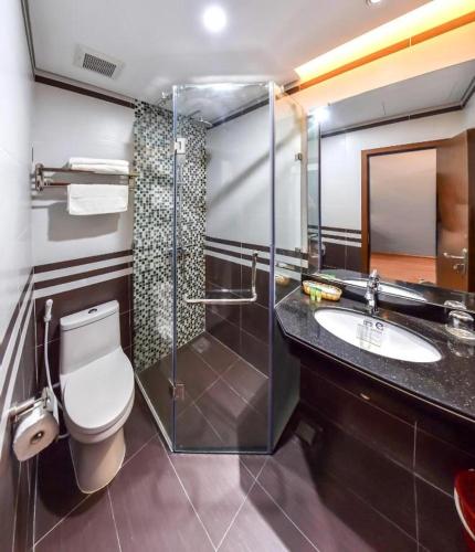 a bathroom with a toilet and a shower and a sink at Gieng Ngoc Ocean moutain view Cat ba in Hai Phong