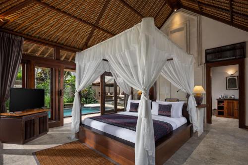 Postel nebo postele na pokoji v ubytování The Ubud Village Resort & Spa