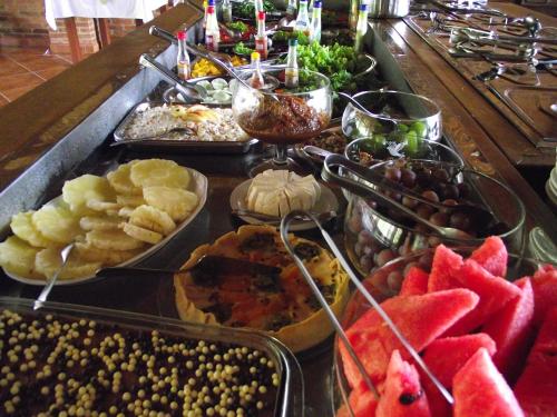 een buffet met verschillende soorten eten bij Bougainville Hotel Fazenda in Amparo