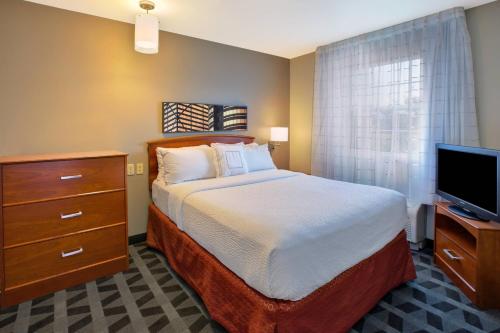 Letto o letti in una camera di TownePlace Suites Detroit Sterling Heights
